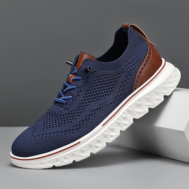 Gebreide herensneakers van mesh met hielstuk in leerlook, rode bies langs de zool en elastische veters - marineblauw