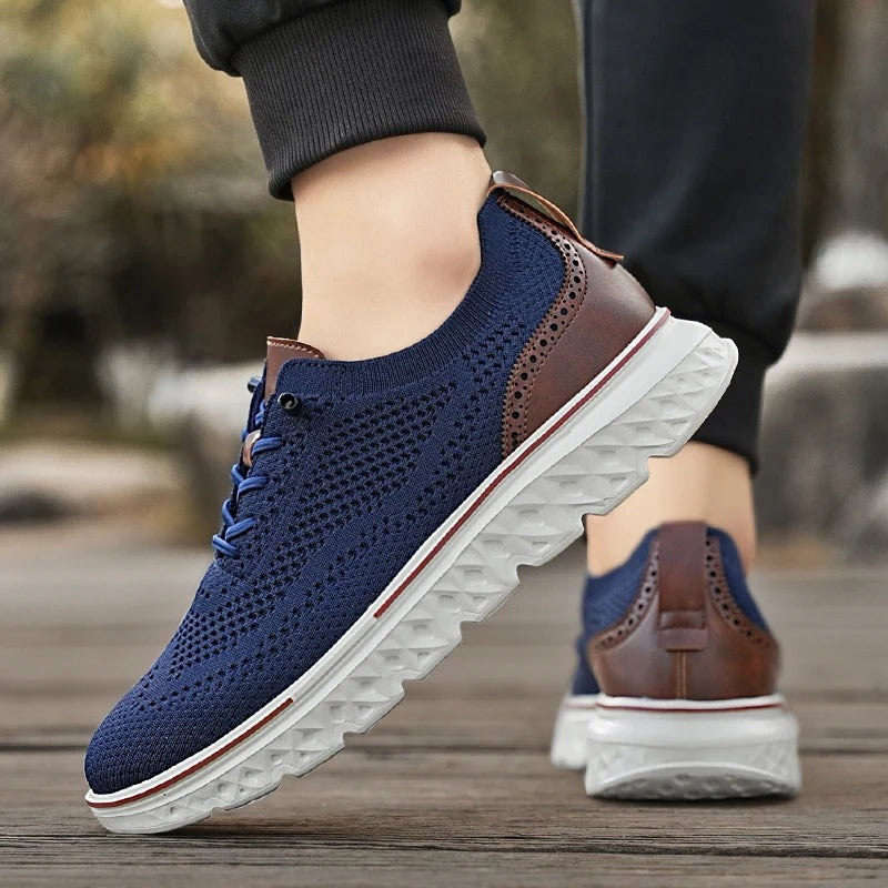 Gebreide herensneakers van mesh met hielstuk in leerlook, rode bies langs de zool en elastische veters - beeld 2