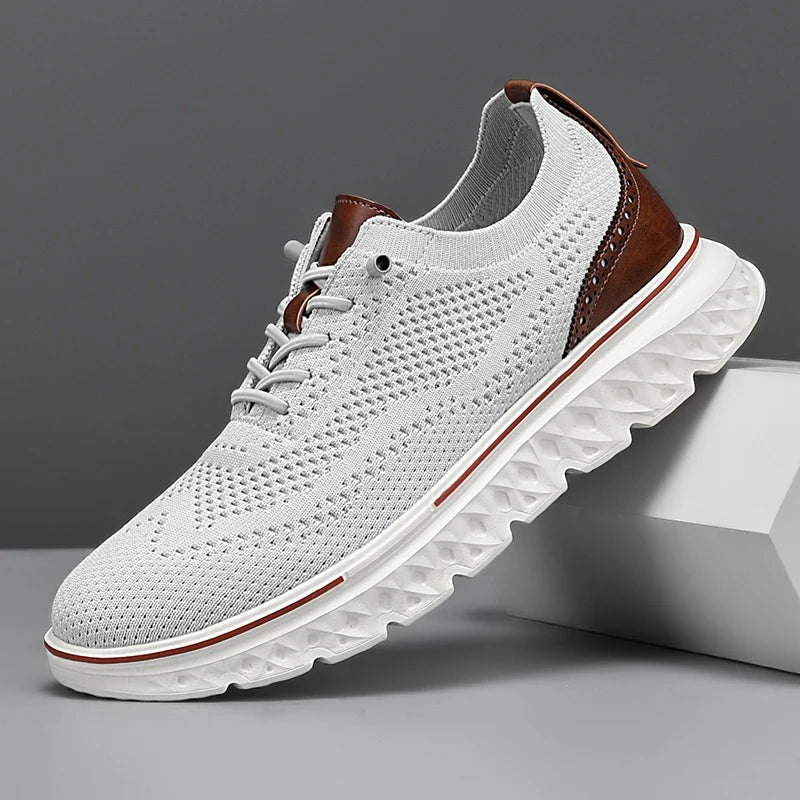 Gebreide herensneakers van mesh met hielstuk in leerlook, rode bies langs de zool en elastische veters - lichtgrijs