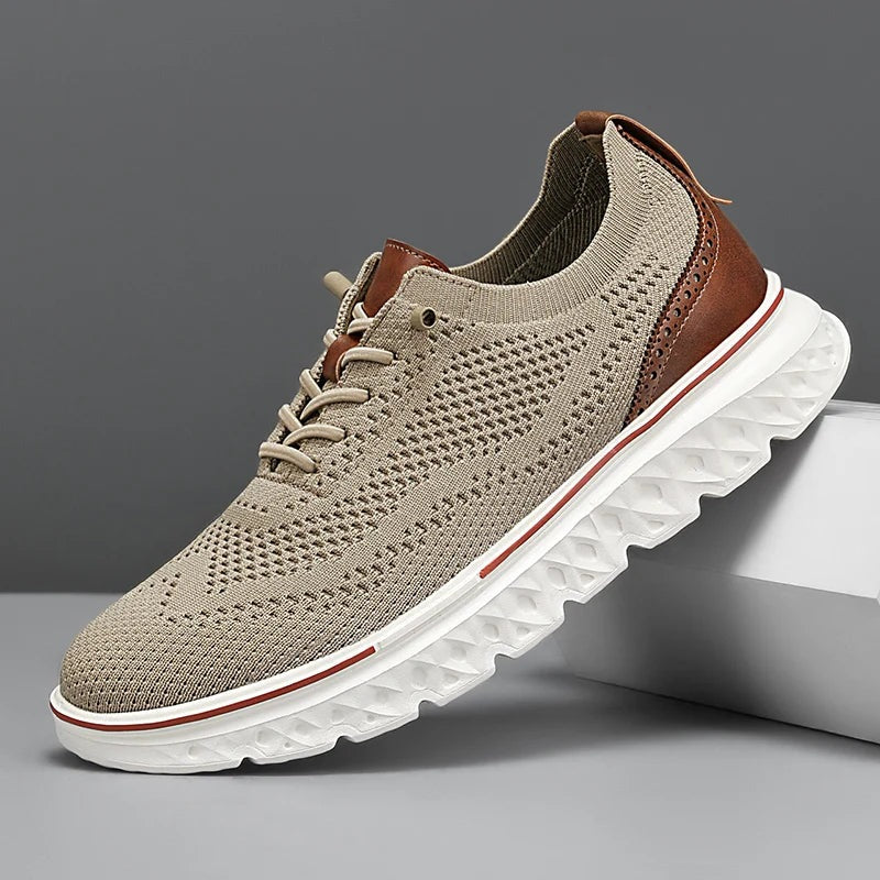 Gebreide herensneakers van mesh met hielstuk in leerlook, rode bies langs de zool en elastische veters - beige