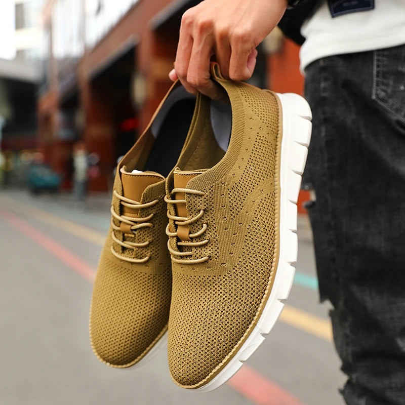 Gebreide herensneakers met vetersluiting in leerlook en lichte witte zool - oker