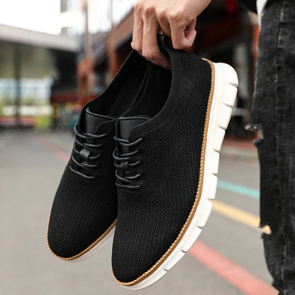 Gebreide herensneakers met vetersluiting in leerlook en lichte witte zool - zwart