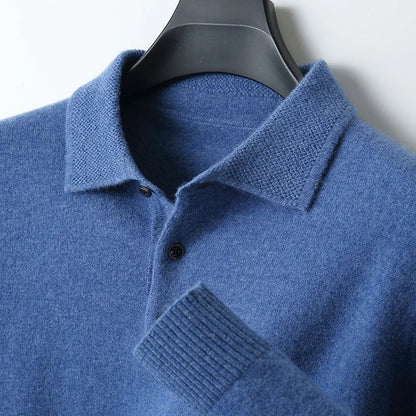 Gebreide herentrui met polokraag en een knoopsluiting met drie knopen - middenblauw