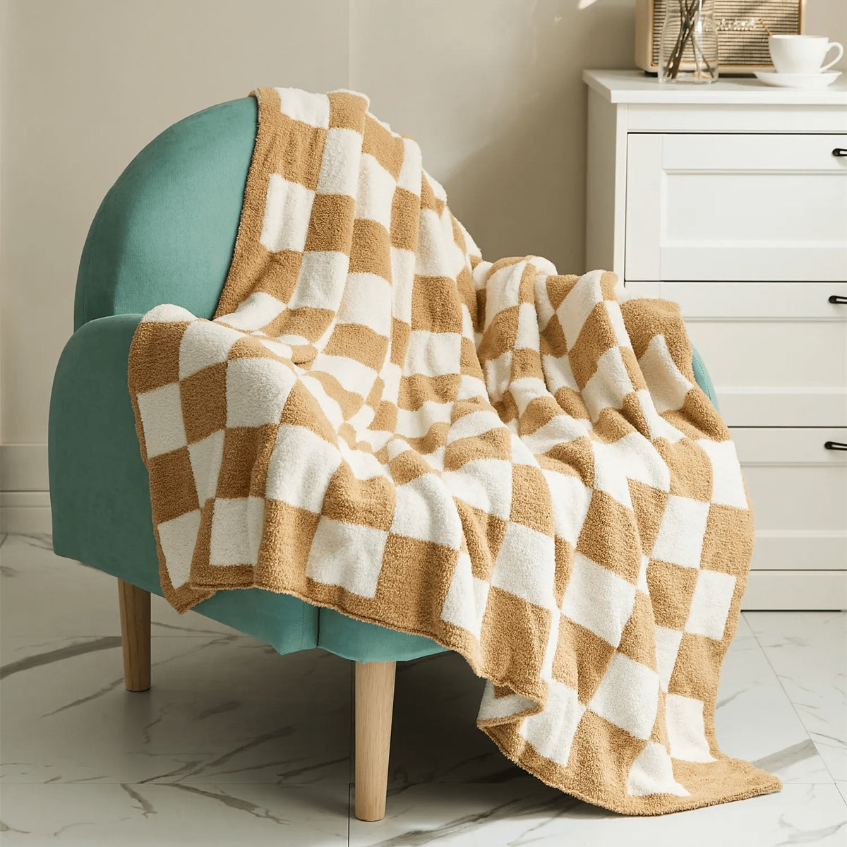 Gebreide plaid van teddy met dambordpatroon over een fauteuil