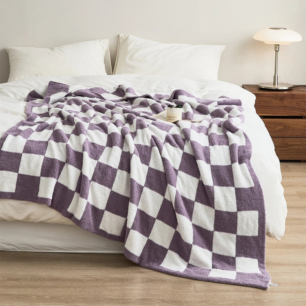 Gebreide plaid van teddy met dambordpatroon over een fauteuil - lila