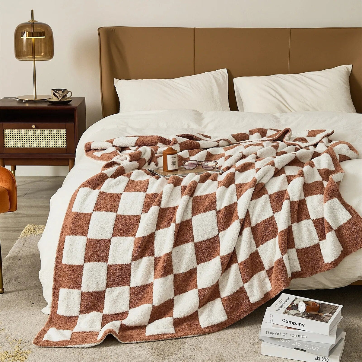 Gebreide plaid van teddy met dambordpatroon over een fauteuil - terracotta
