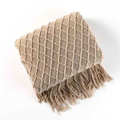 Gebreide plaid met Scandinavisch patroon en franjes over een stoel - beige