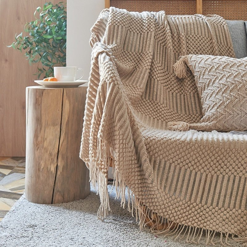 Gebreide plaid met Scandinavisch patroon en franjes over een stoel - beeld 2