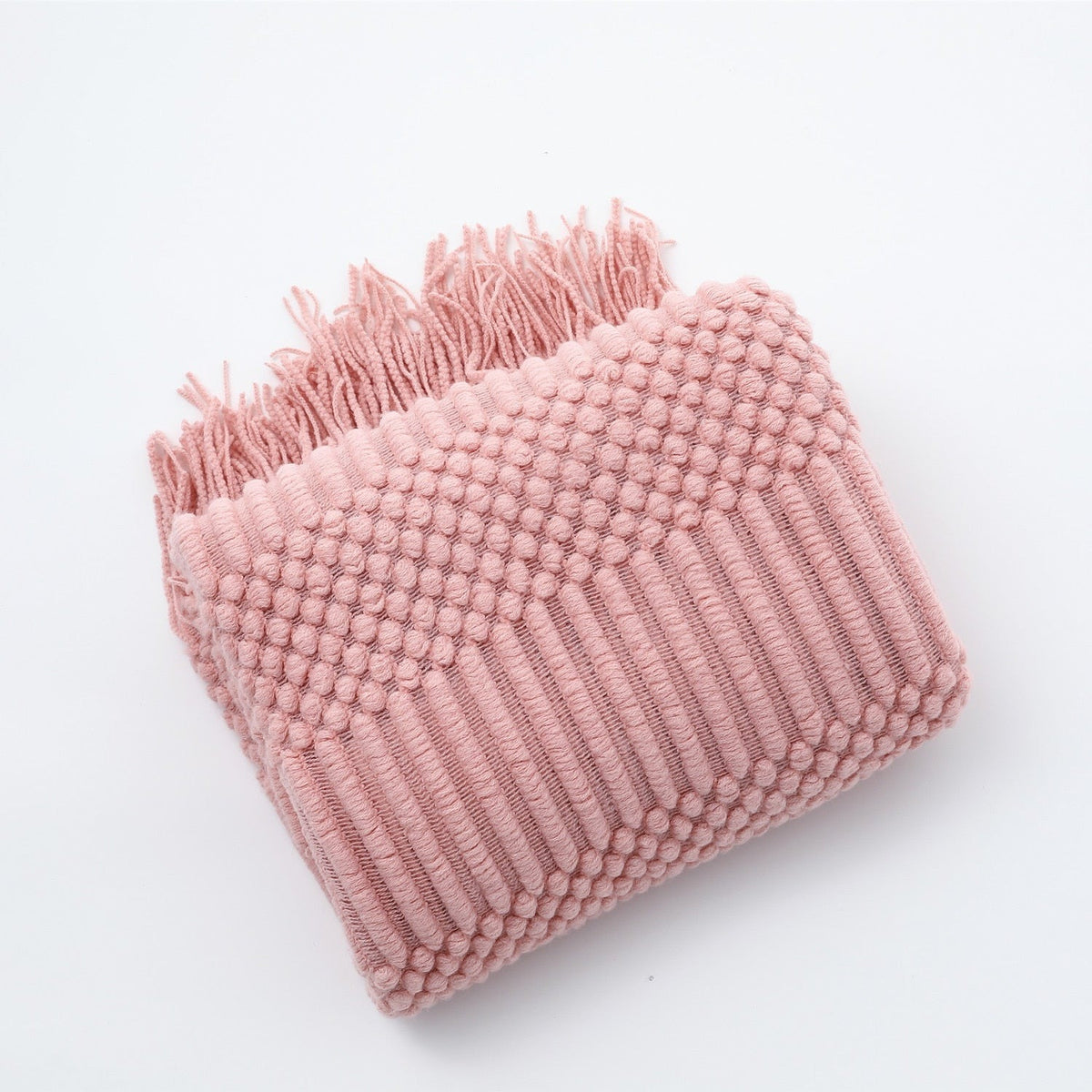 Gebreide plaid met Scandinavisch patroon en franjes over een stoel - roze