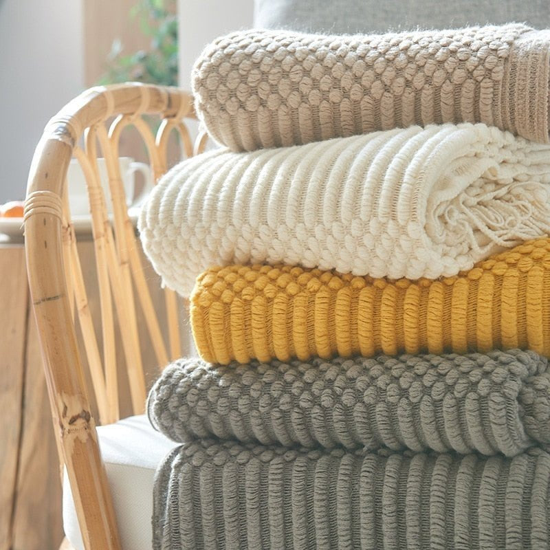 Gebreide plaid met Scandinavisch patroon en franjes over een stoel - beeld 3