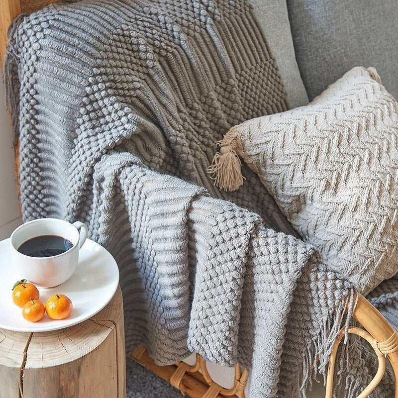 Gebreide plaid met Scandinavisch patroon en franjes over een stoel - beeld 4