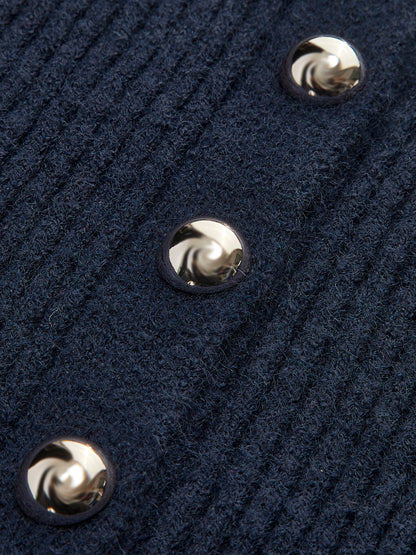 Geribd damesvest met ronde hals, metalen knopen en geschulpte zoom