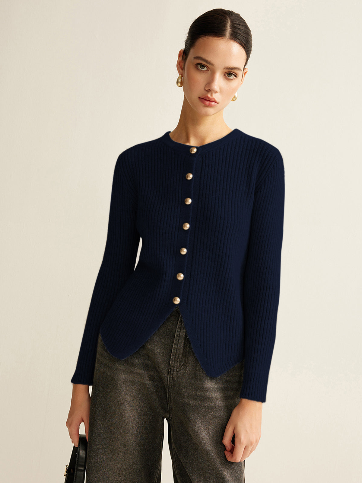 Geribd damesvest met ronde hals, metalen knopen en geschulpte zoom - marineblauw