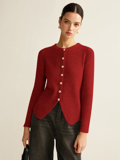 Geribd damesvest met ronde hals, metalen knopen en geschulpte zoom - rood