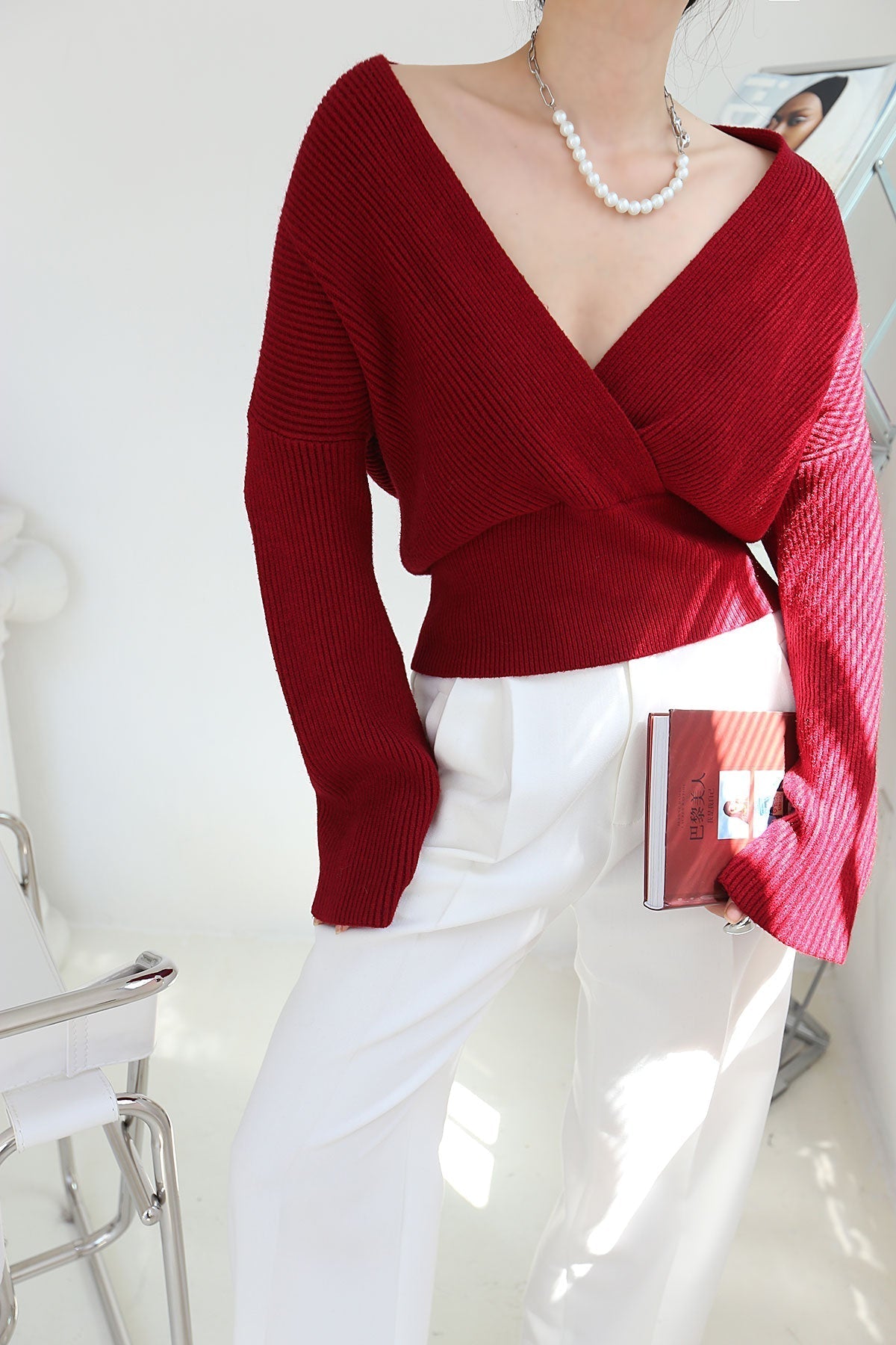 Geribd damesvest met overslag, V-hals en brede tailleboord - rood
