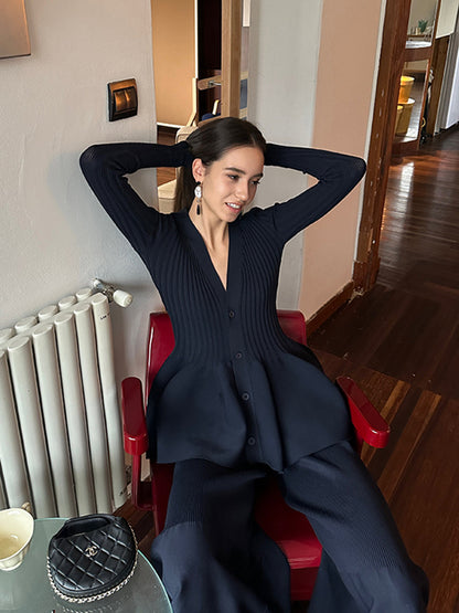 Aansluitend geribd damesvest met peplum en V-hals