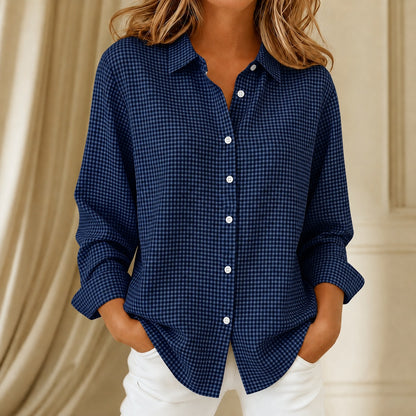 Geruite damesblouse met puntkraag, knoopsluiting en afgeronde zoom - donkerblauw
