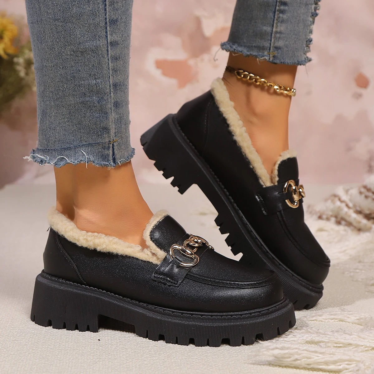 Gevoerde damesloafers met profielzool en imitatiebont - beeld 8
