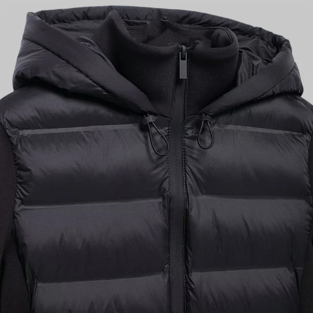 Kort gewatteerd damesjack met capuchon en mouwen van tricot