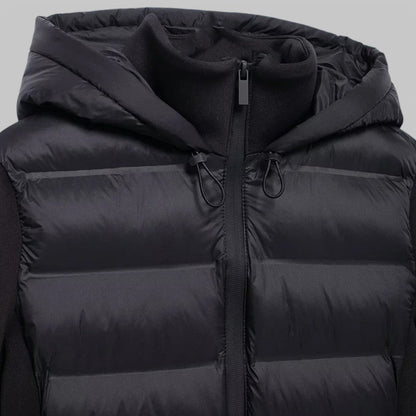 Kort gewatteerd damesjack met capuchon en mouwen van tricot