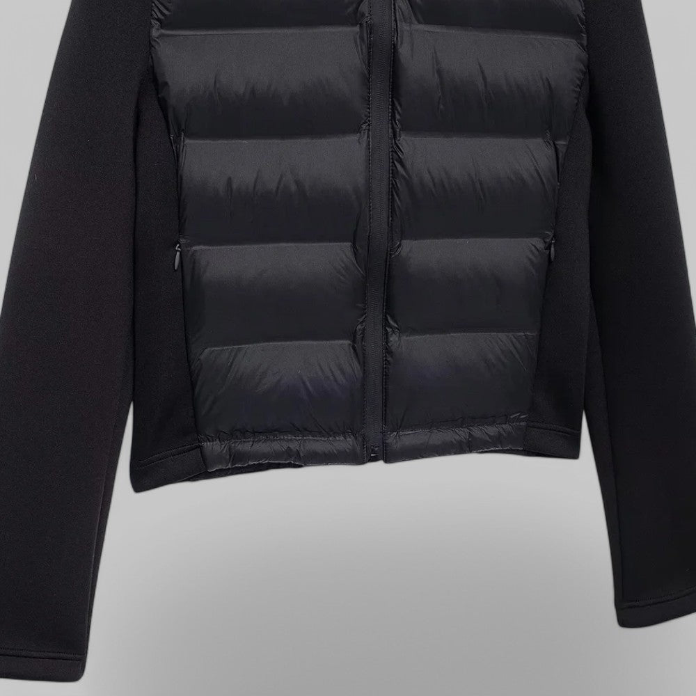 Kort gewatteerd damesjack met capuchon en mouwen van tricot