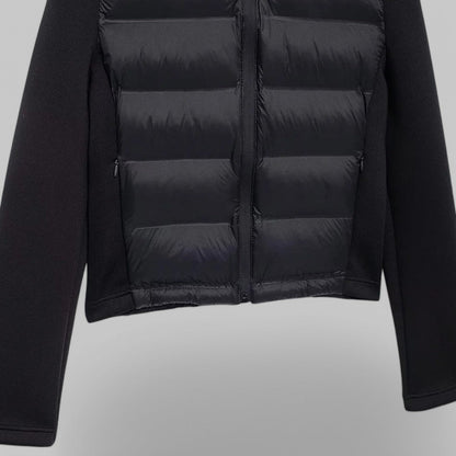 Kort gewatteerd damesjack met capuchon en mouwen van tricot