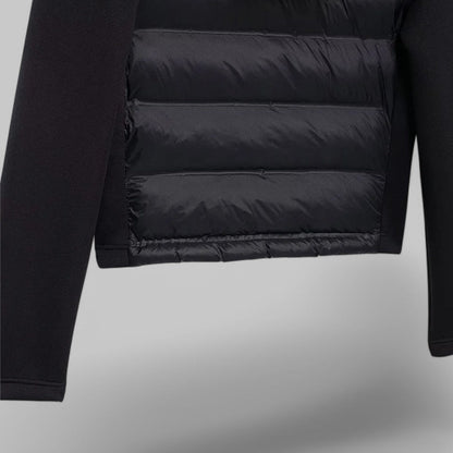 Kort gewatteerd damesjack met capuchon en mouwen van tricot