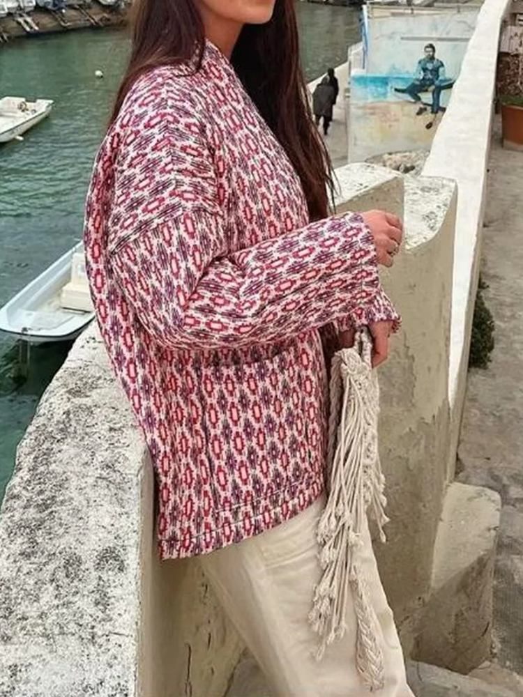 Gewatteerd damesjack in kimonostijl met geometrische print en open voorkant