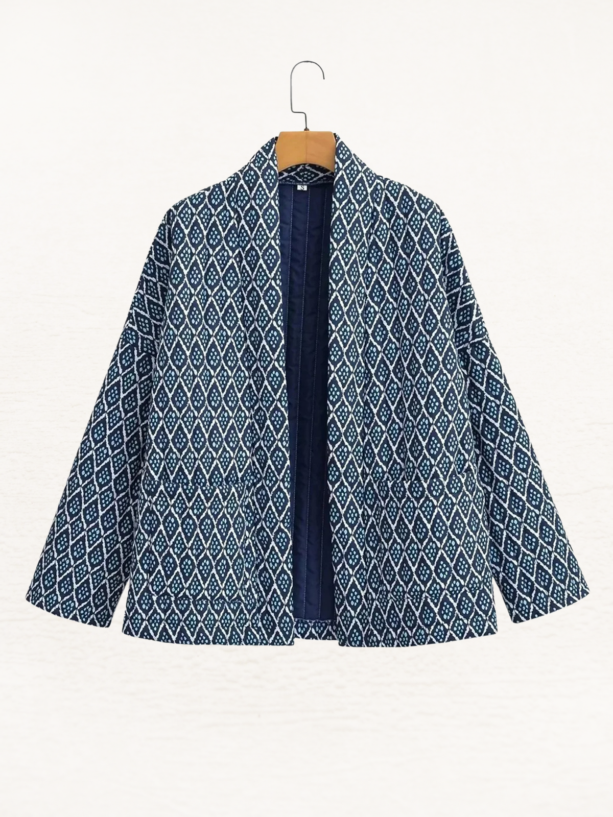 Gewatteerd damesjack in kimonostijl met geometrische print en open voorkant