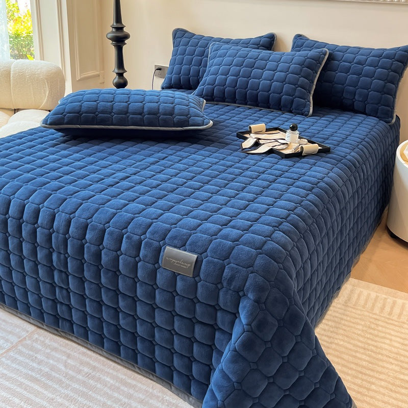 Gewatteerde bedsprei van teddy met blokjesmotief op een tweepersoonsbed - donkerblauw