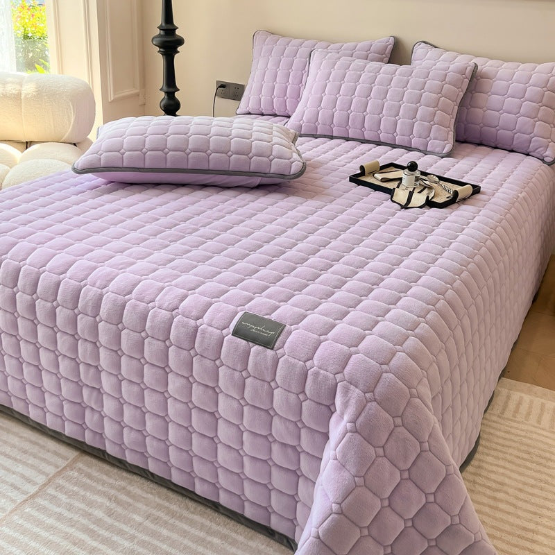 Gewatteerde bedsprei van teddy met blokjesmotief op een tweepersoonsbed - lila