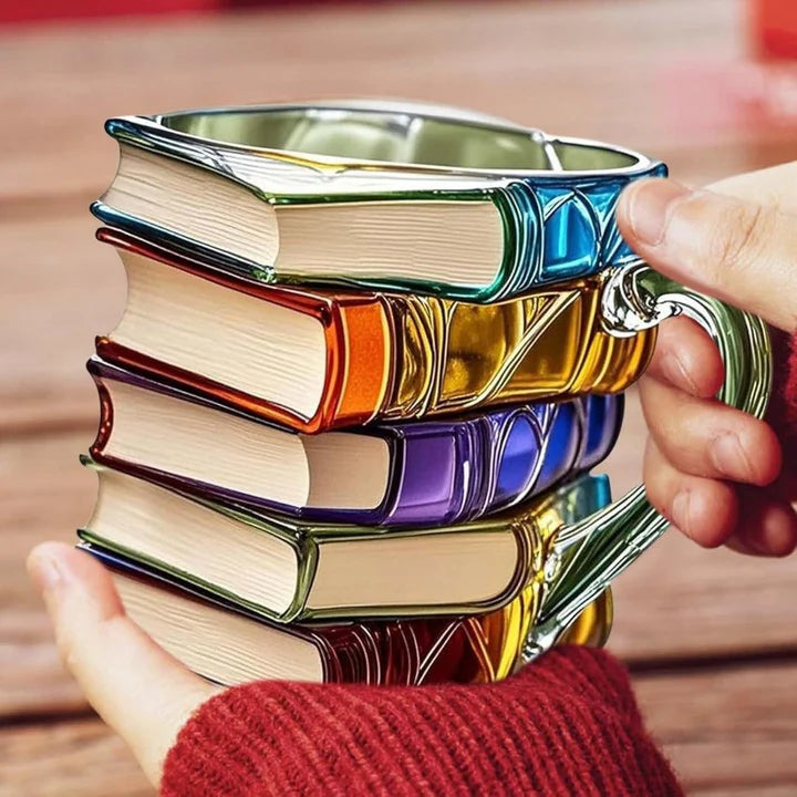 Glazen boekenmok met een ontwerp van gestapelde boeken in rood, oranje, blauw, paars en goud