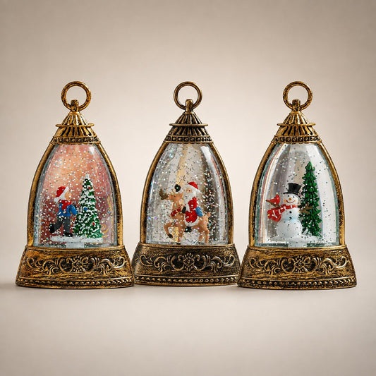Verlichte glitterlantaarn in klokvorm met kersttafereel