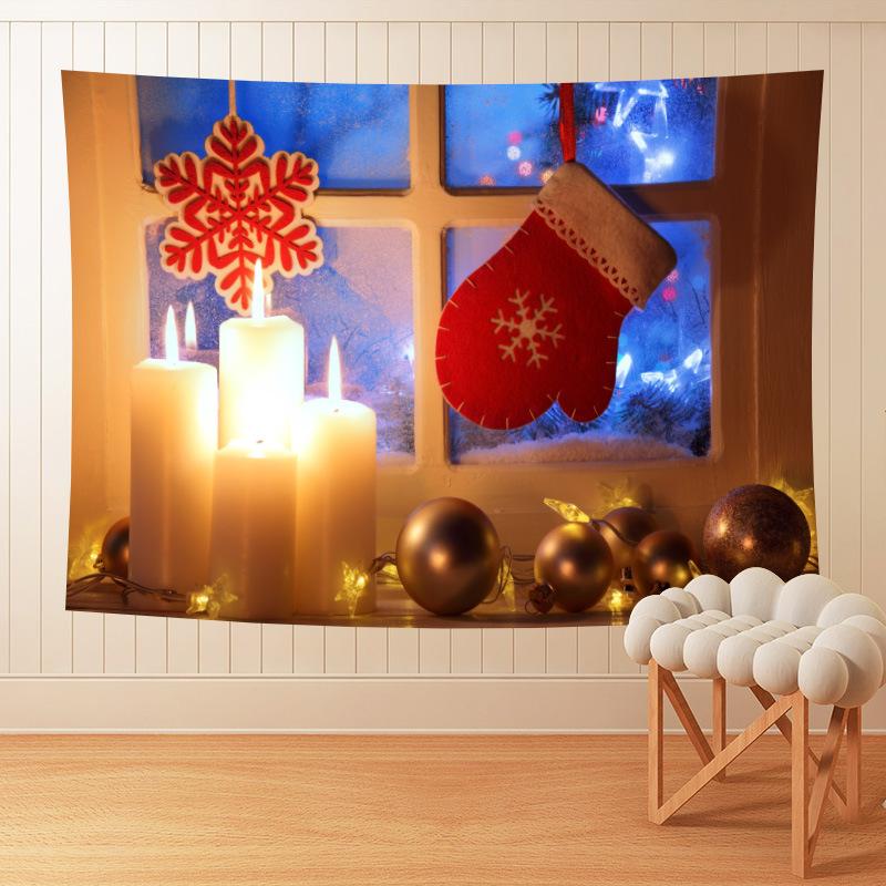 Groot kerstwandkleed met kerstafbeelding aan de muur boven een bank - kaarsen met want en sneeuwvlok