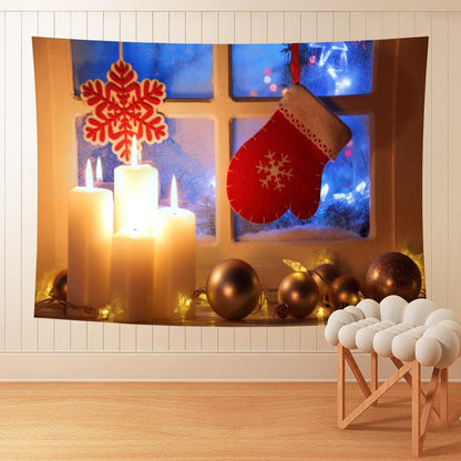 Groot kerstwandkleed met kerstafbeelding aan de muur boven een bank - kaarsen met want en sneeuwvlok