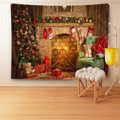 Groot kerstwandkleed met kerstafbeelding aan de muur boven een bank - open haard met kerstboom