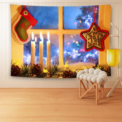 Groot kerstwandkleed met kerstafbeelding aan de muur boven een bank - kaarsen en ster bij het raam