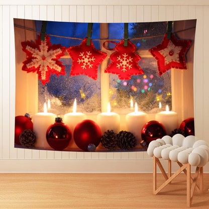 Groot kerstwandkleed met kerstafbeelding aan de muur boven een bank - kaarsen met rode ornamenten