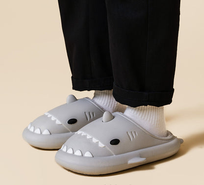 Pantoffels in de vorm van een haaienkop met tanden, ogen, vin en pluche voering - lichtgrijs