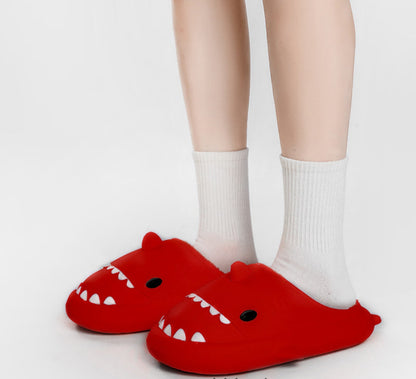 Pantoffels in de vorm van een haaienkop met tanden, ogen, vin en pluche voering - rood
