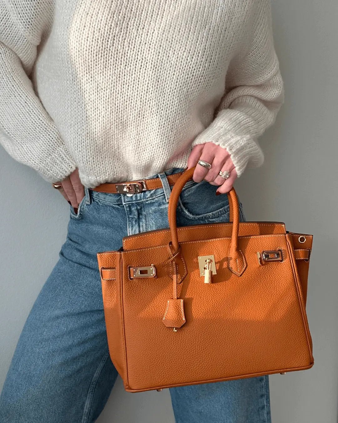 Handtas voor dames met twee ronde handgrepen, klep met draaisluiting en hangslotje