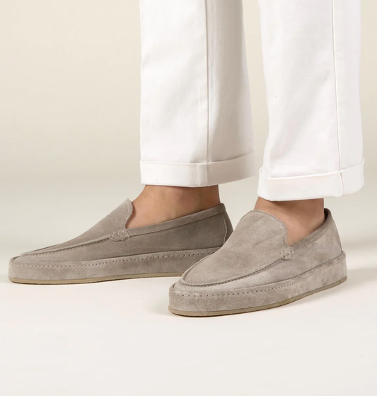 Herenloafers in suède look met sierstiksel over de neus en een omklede zoolrand