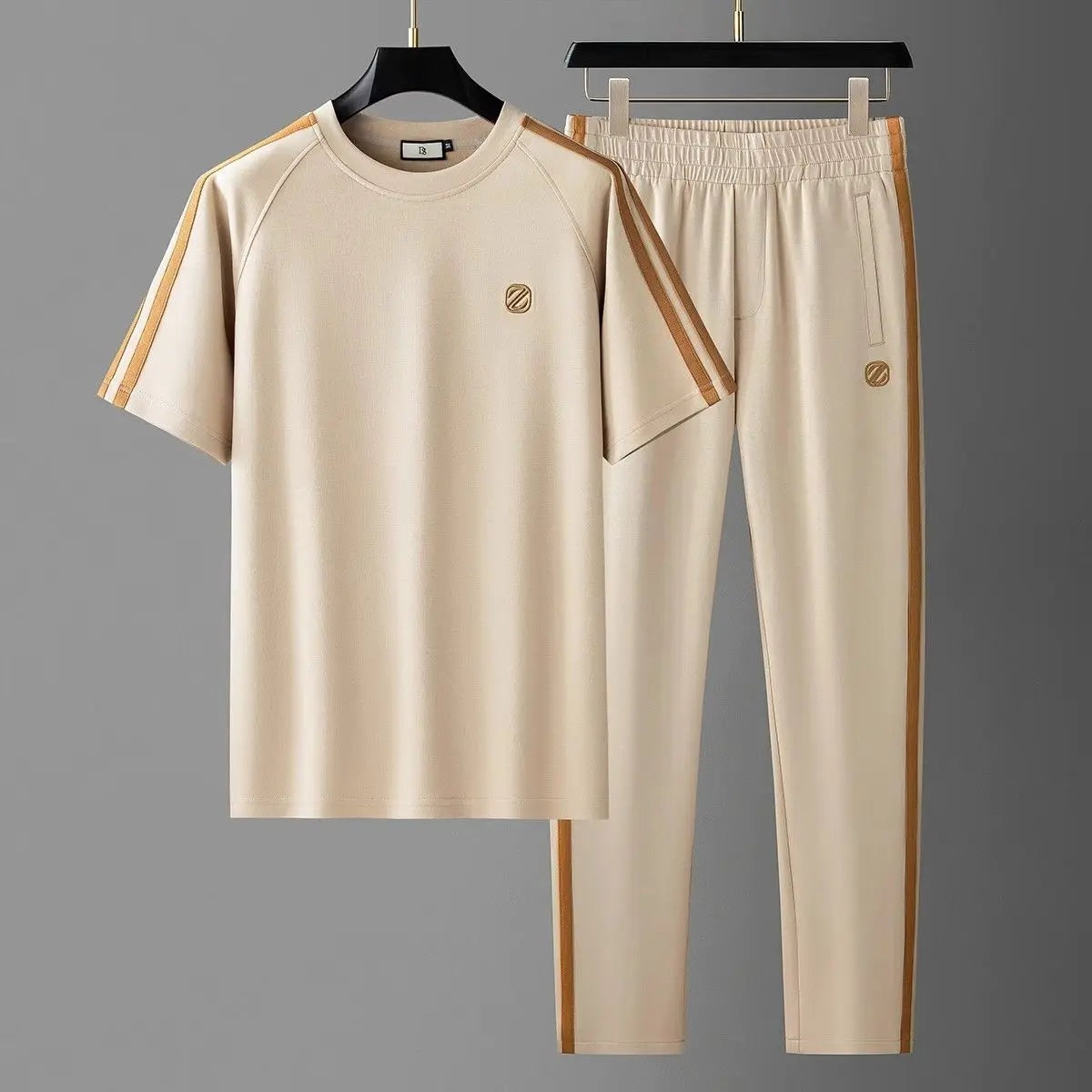 Tweedelige herenset met T-shirt en rechte broek met goudkleurige bies - beeld 2