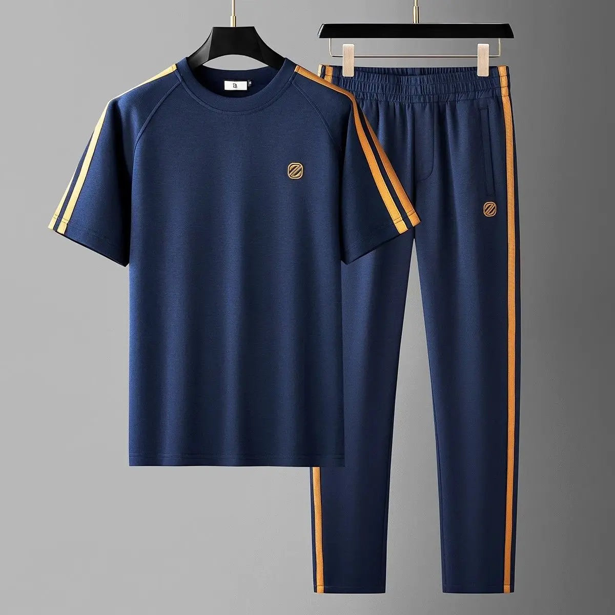 Tweedelige herenset met T-shirt en rechte broek met goudkleurige bies - beeld 5