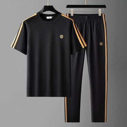 Tweedelige herenset met T-shirt en rechte broek met goudkleurige bies - beeld 8