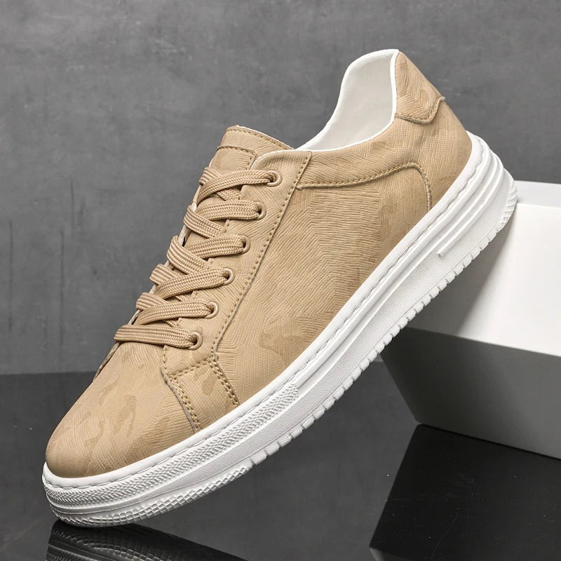 Lage herensneakers in leerlook met geometrische reliëfprint en witte rubberen zool - zand