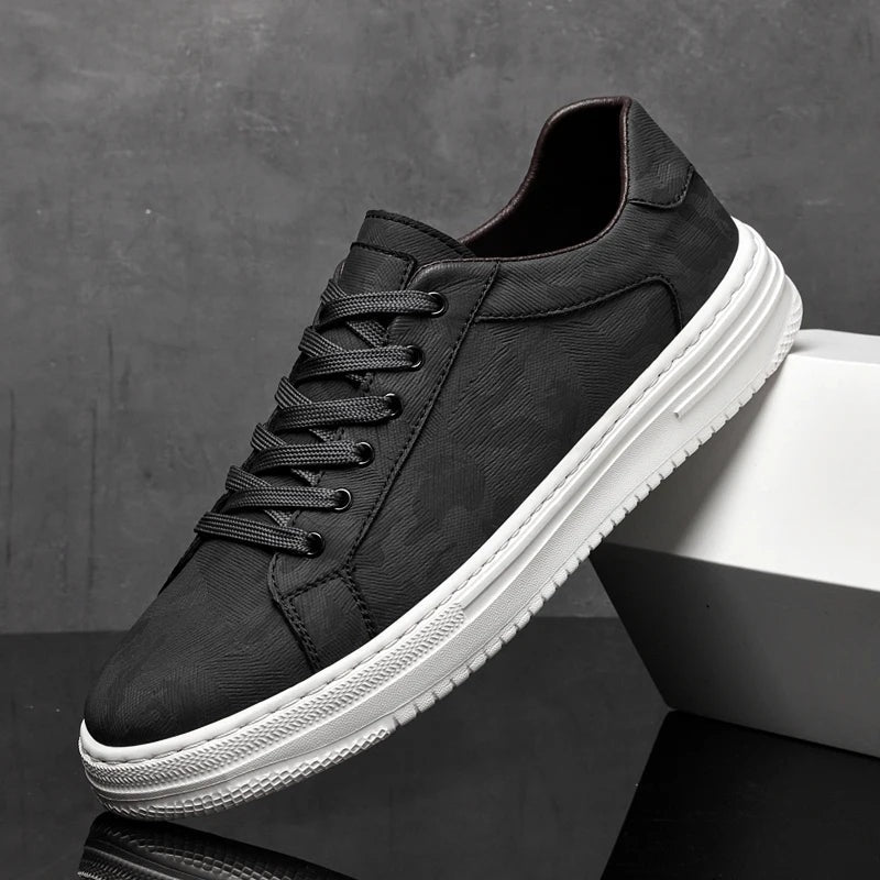 Lage herensneakers in leerlook met geometrische reliëfprint en witte rubberen zool - zwart