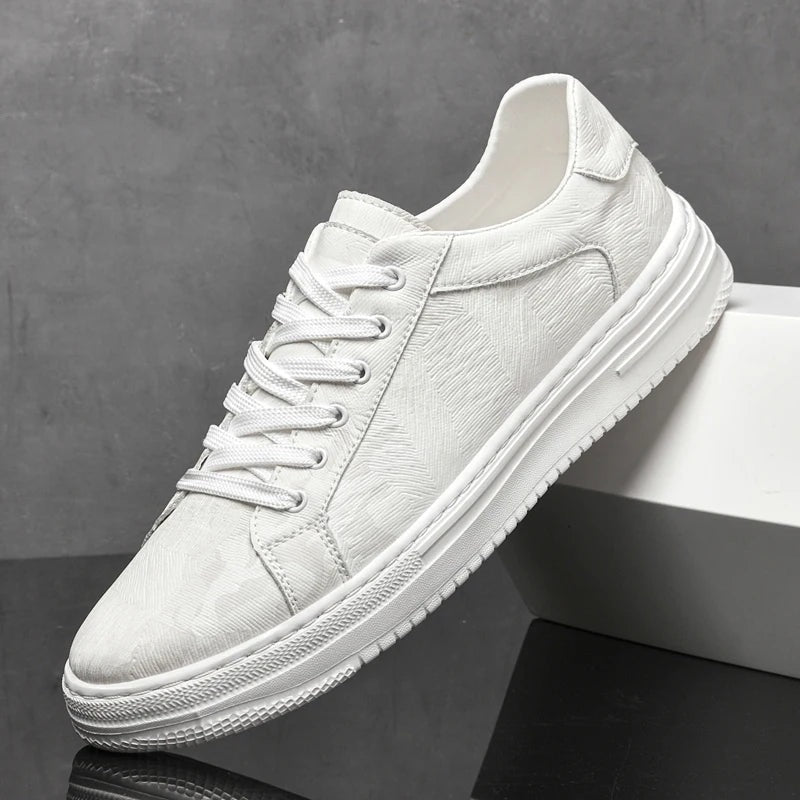 Lage herensneakers in leerlook met geometrische reliëfprint en witte rubberen zool - wit
