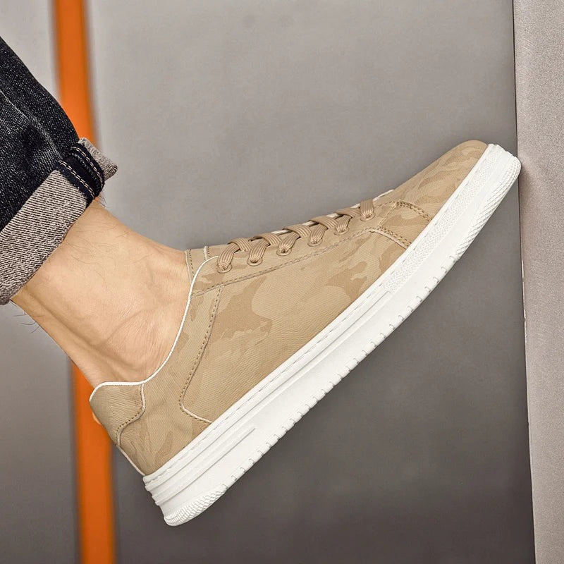Lage herensneakers in leerlook met geometrische reliëfprint en witte rubberen zool - beeld 4