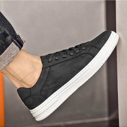 Lage herensneakers in leerlook met geometrische reliëfprint en witte rubberen zool - beeld 5